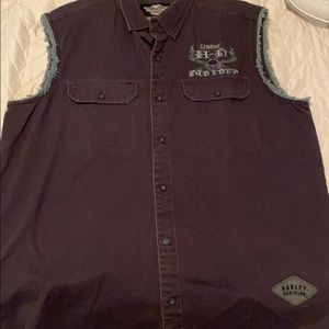 XL Harley-Davidson sleeveless buttons down shirt.